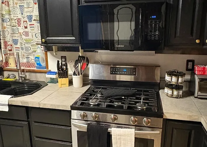 1 Bedroom Beautiful 12 Mins To Downtown! *