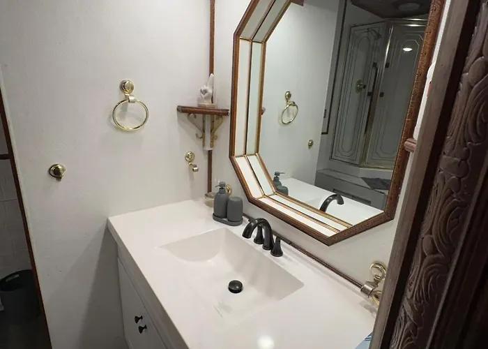 Apartment 1 Bedroom Beautiful 12 Mins To Downtown! Pittsburgh