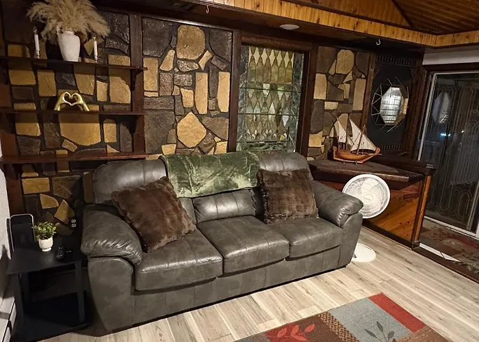 1 Bedroom Beautiful 12 Mins To Downtown! Apartment
