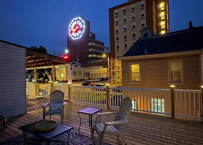 1 Bedroom Beautiful 12 Mins To Downtown!
